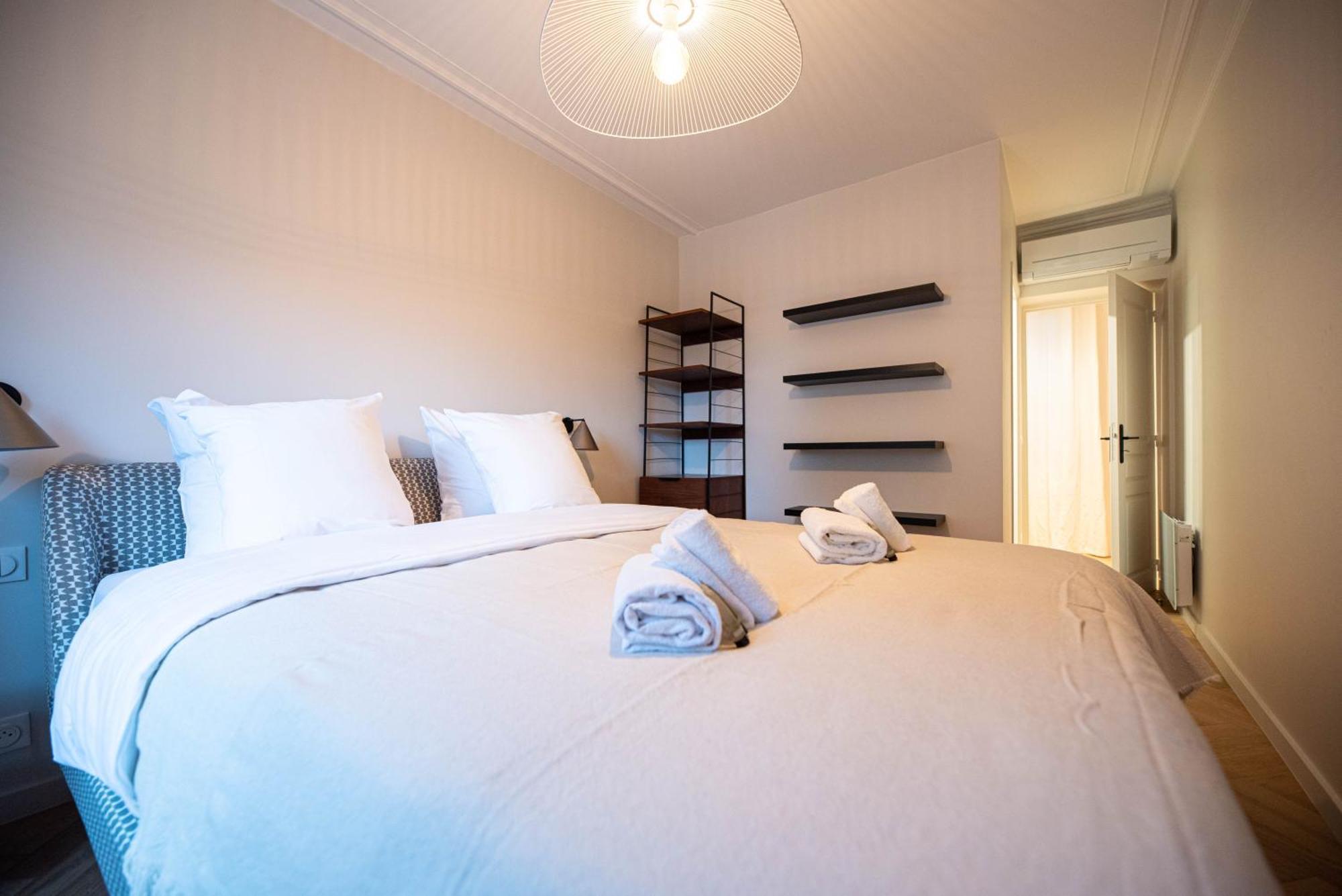 Luxury apartments in Paris Center Chambre photo